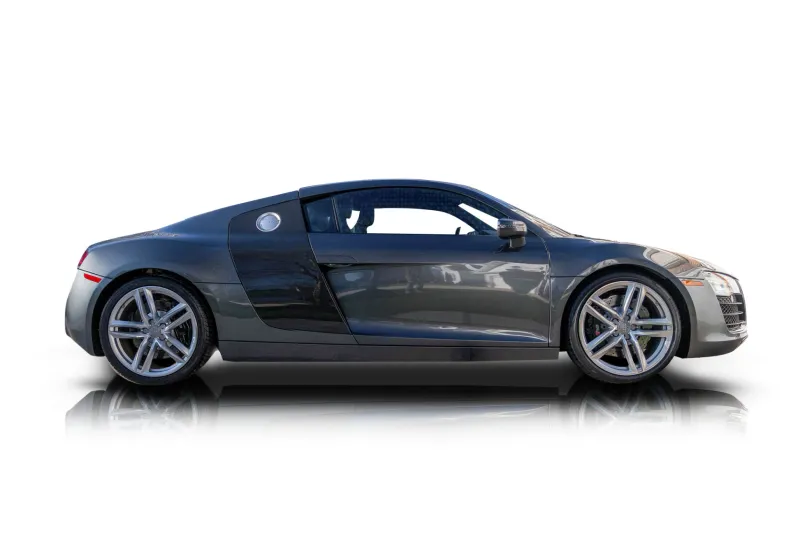 An incredible side shot photo of aAudi R8 that you should buy.