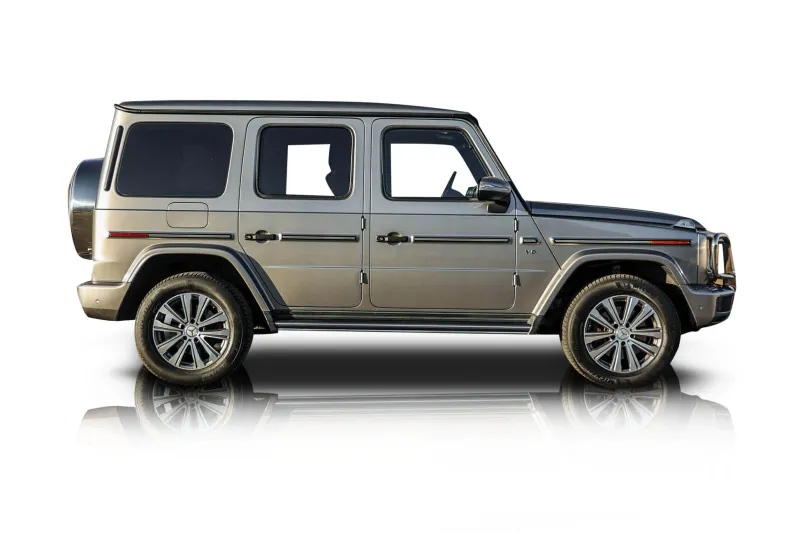 An incredible side shot photo of aMercedes-Benz G550 that you should buy.