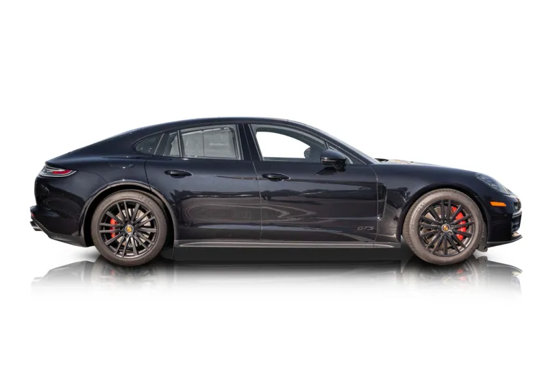 An incredible side shot photo of aPorsche Panamera that you should buy.