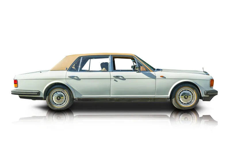 An incredible side shot photo of aRolls-Royce Silver Spur that you should buy.