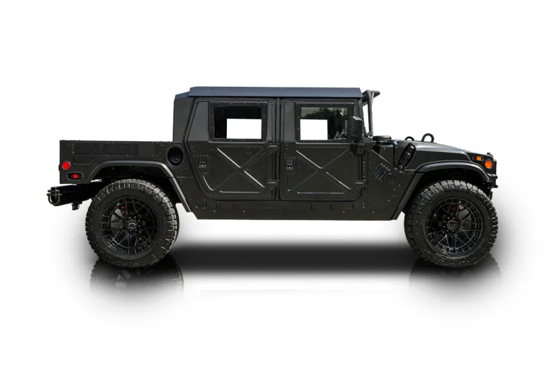 An incredible side shot photo of aAM General Humvee that you should buy.