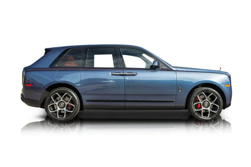 An incredible side shot photo of aRolls-Royce Cullinan that you should buy.