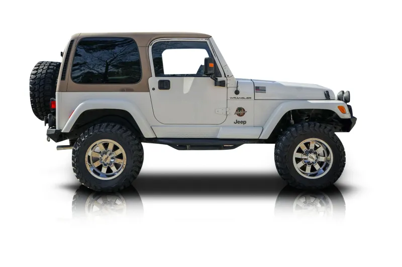 An incredible side shot photo of aJeep Wrangler that you should buy.