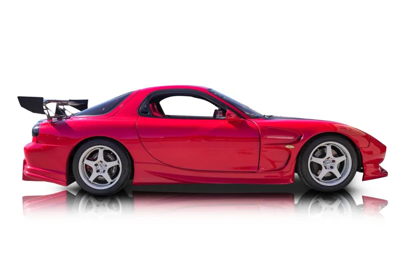 An incredible side shot photo of aMazda RX-7 that you should buy.