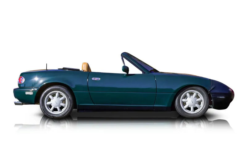 An incredible side shot photo of aMazda MX-5 Miata that you should buy.