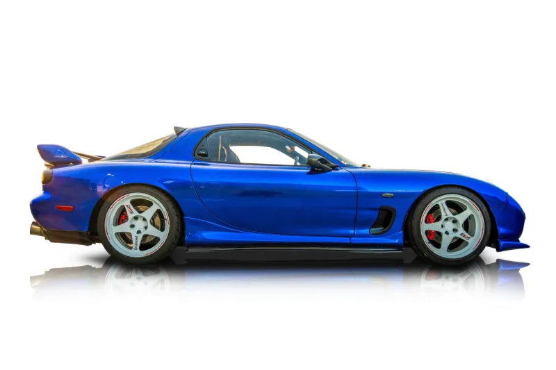An incredible side shot photo of aMazda RX-7 that you should buy.