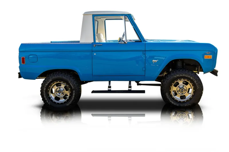 An incredible side shot photo of aFord Bronco that you should buy.