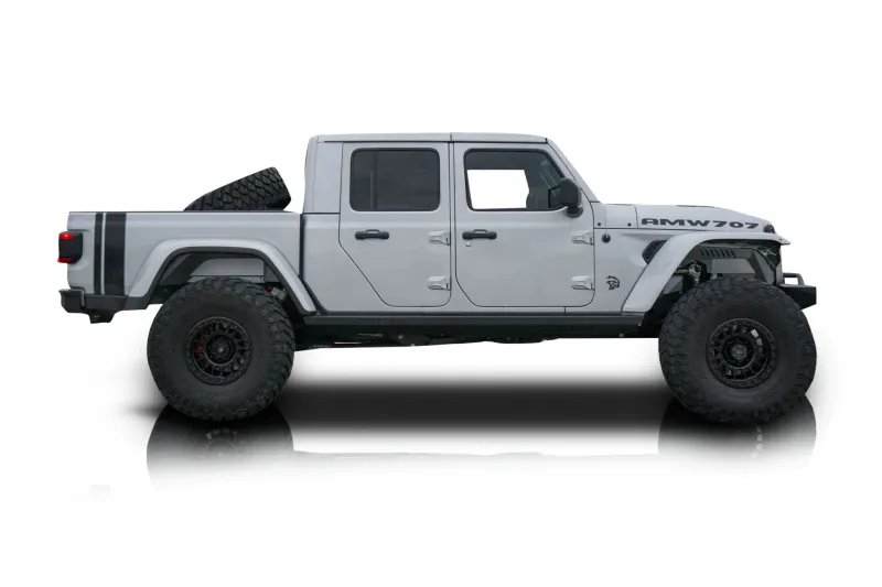 An incredible side shot photo of aJeep Gladiator that you should buy.