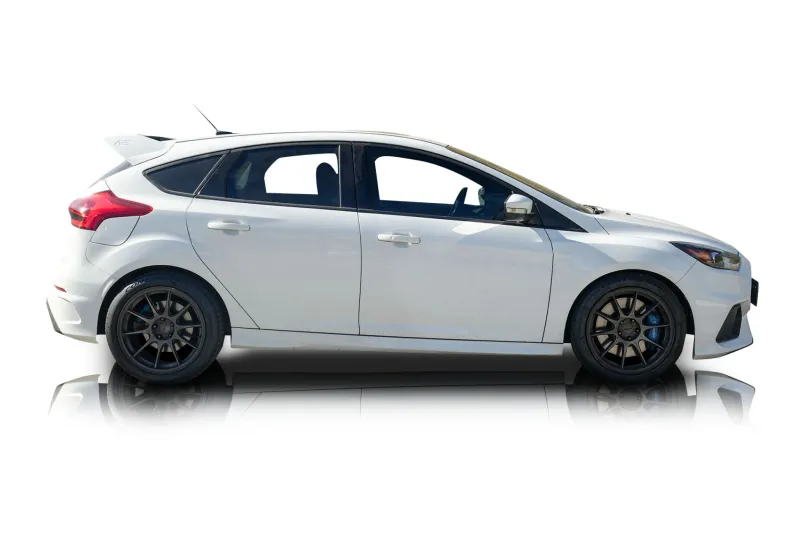 An incredible side shot photo of aFord Focus that you should buy.