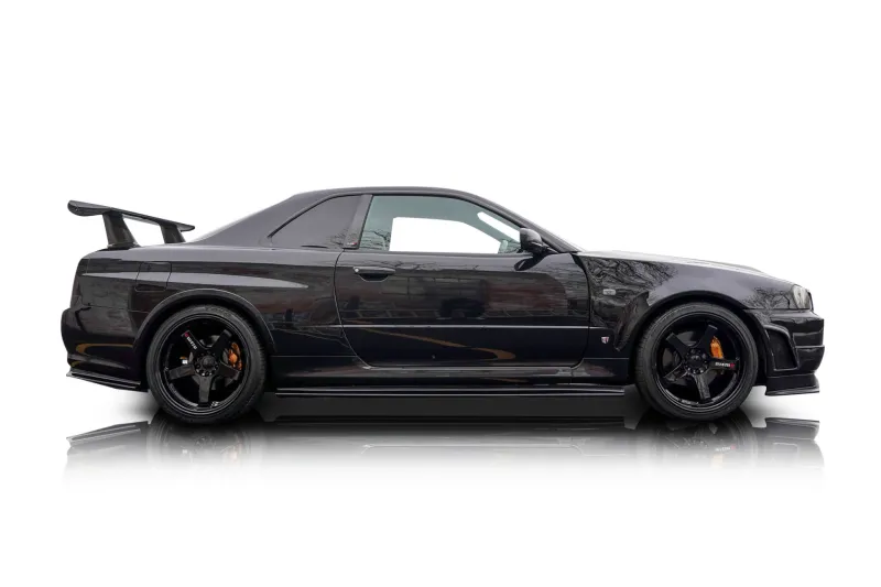 An incredible side shot photo of aNissan Skyline that you should buy.
