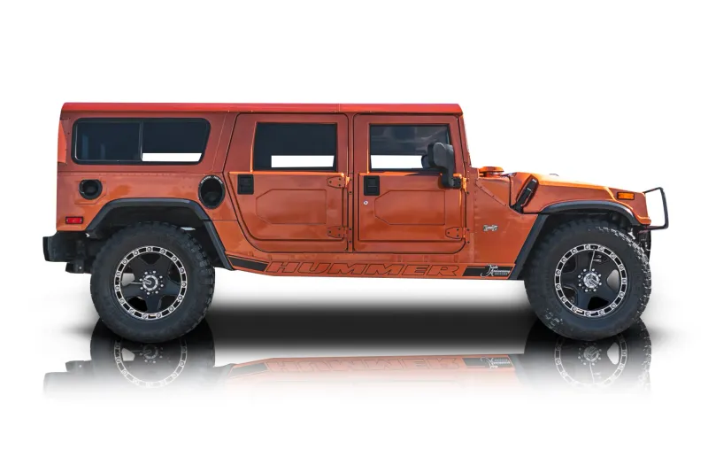 An incredible side shot photo of aHummer H1 that you should buy.