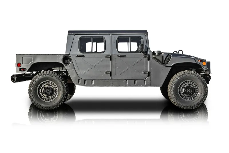 An incredible side shot photo of aAM General Humvee that you should buy.