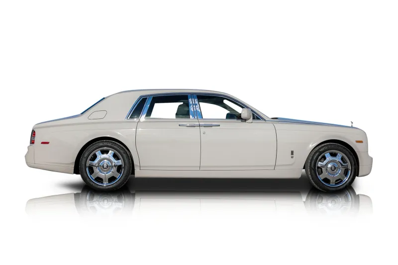 An incredible side shot photo of aRolls-Royce Phantom that you should buy.