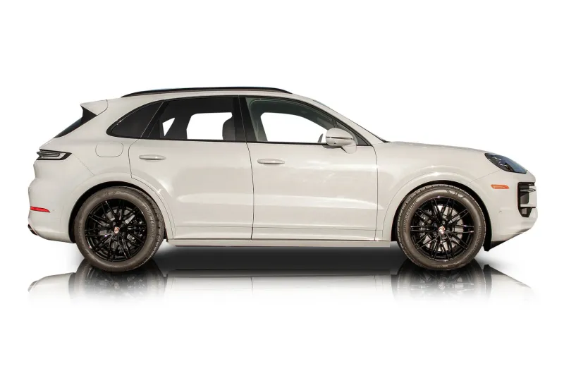 An incredible side shot photo of aPorsche Cayenne that you should buy.