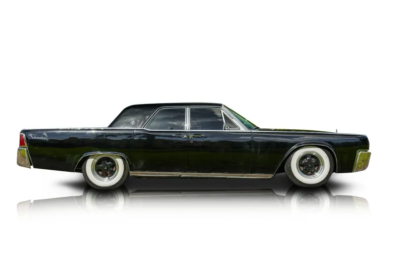 An incredible side shot photo of aLincoln Continental that you should buy.