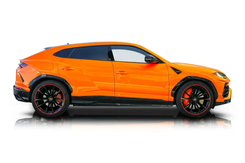 An incredible side shot photo of aLamborghini Urus that you should buy.