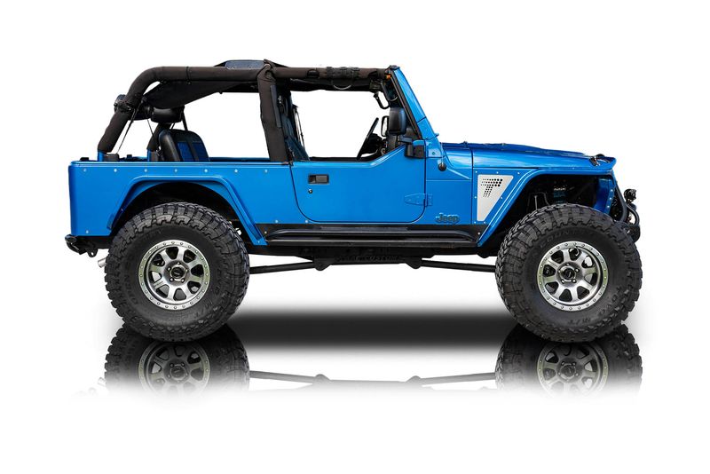 An incredible side shot photo of aJeep Wrangler that you should buy.
