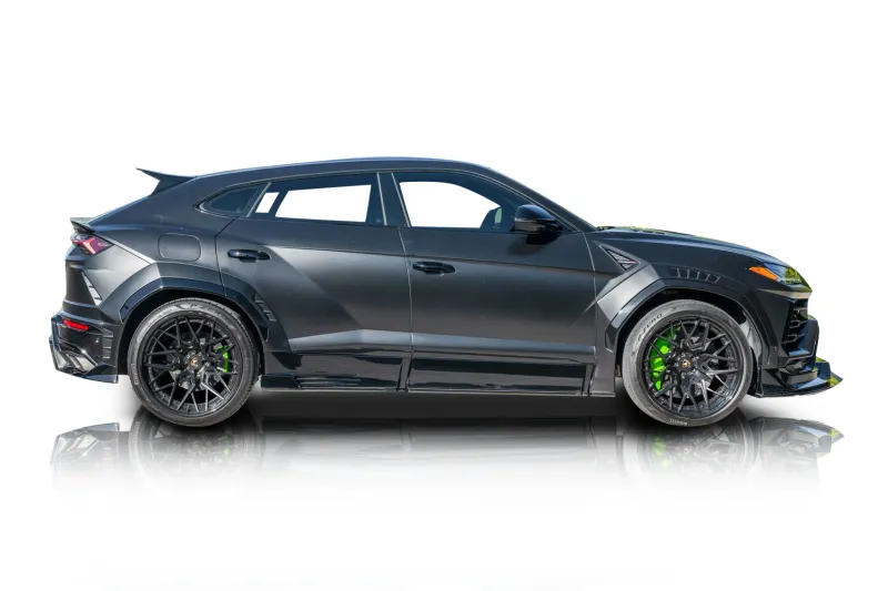 An incredible side shot photo of aLamborghini Urus that you should buy.