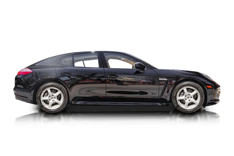 An incredible side shot photo of aPorsche Panamera that you should buy.