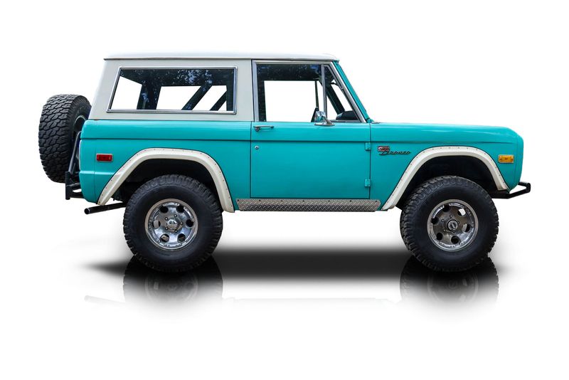 An incredible side shot photo of aFord Bronco that you should buy.