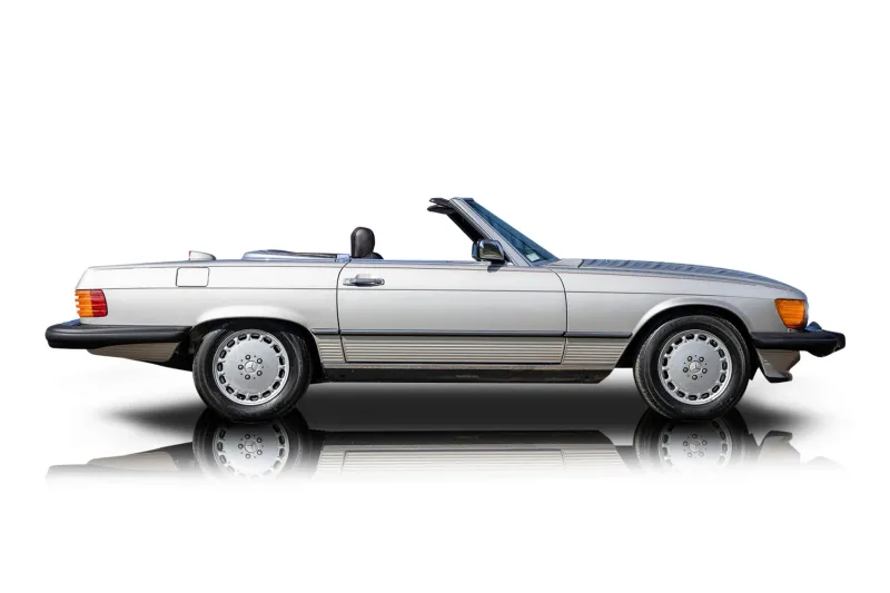 An incredible side shot photo of aMercedes-Benz 560SL that you should buy.