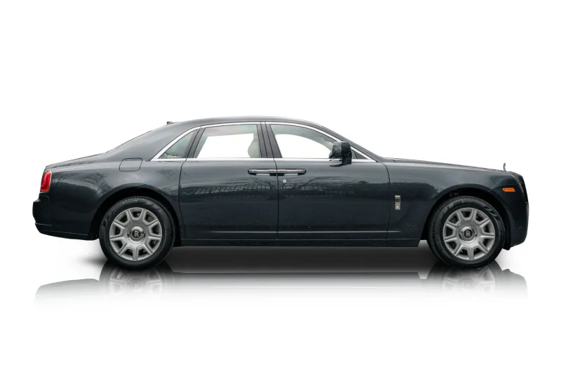An incredible side shot photo of aRolls-Royce Ghost that you should buy.