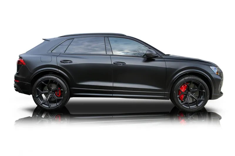 An incredible side shot photo of aAudi RS Q8 that you should buy.