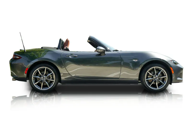 An incredible side shot photo of aMazda MX-5 Miata that you should buy.