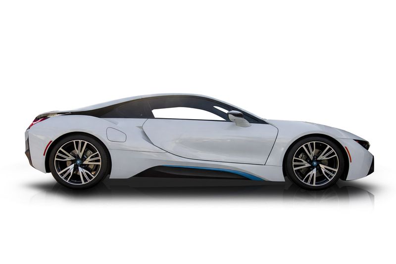 An incredible side shot photo of aBMW I8 that you should buy.