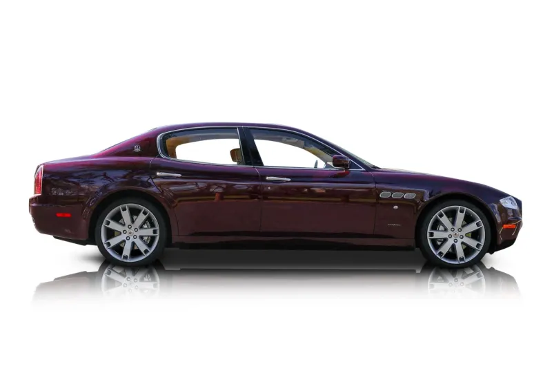 An incredible side shot photo of aMaserati Quattroporte that you should buy.
