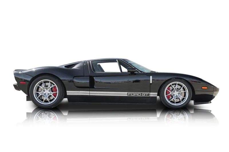 An incredible side shot photo of aFord GT that you should buy.