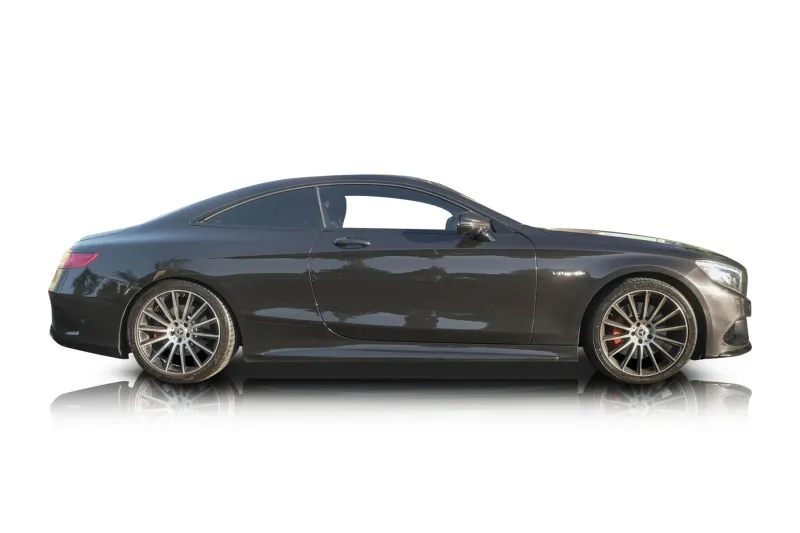 An incredible side shot photo of aMercedes-Benz S550 that you should buy.