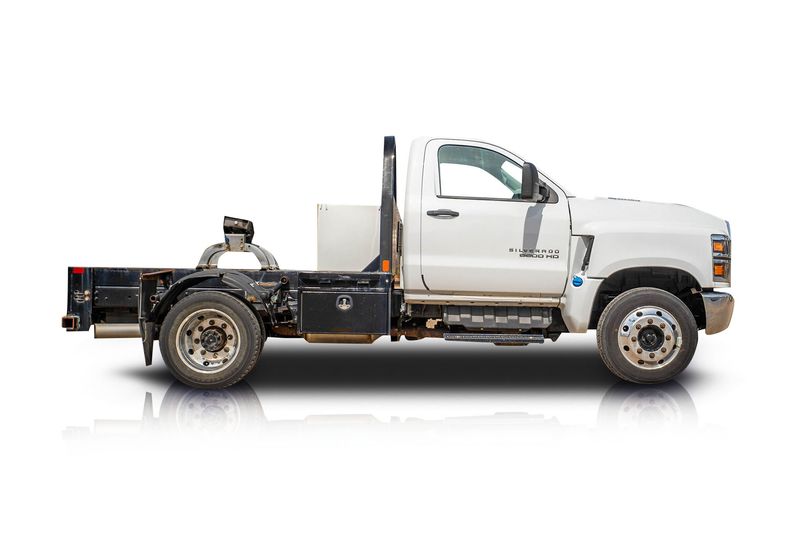 An incredible side shot photo of aChevrolet Silverado 6500 HD that you should buy.