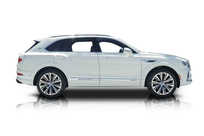 An incredible side shot photo of aBentley Bentayga that you should buy.