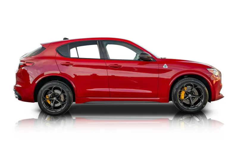 An incredible side shot photo of aAlfa Romeo Stelvio that you should buy.