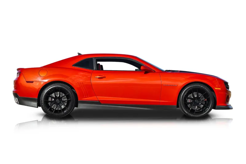 An incredible side shot photo of aChevrolet Camaro that you should buy.