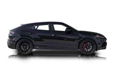 Passenger side photo of 2024 Lamborghini Urus