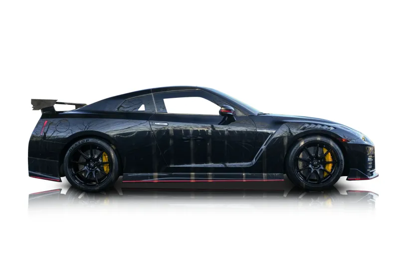 An incredible side shot photo of aNissan GT-R that you should buy.