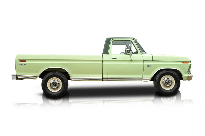 An incredible side shot photo of aFord F-250 that you should buy.
