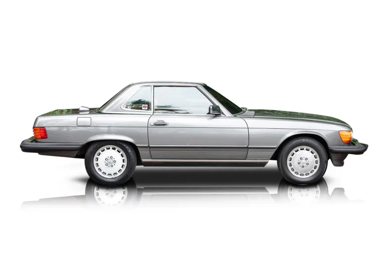 An incredible side shot photo of aMercedes-Benz 560SL that you should buy.