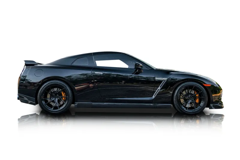 An incredible side shot photo of aNissan GT-R that you should buy.