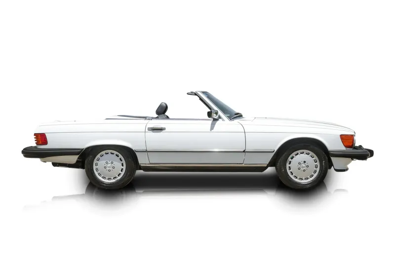 An incredible side shot photo of aMercedes-Benz 560SL that you should buy.