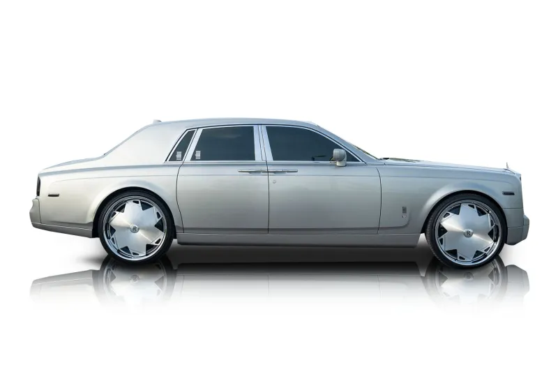 An incredible side shot photo of aRolls-Royce Phantom that you should buy.
