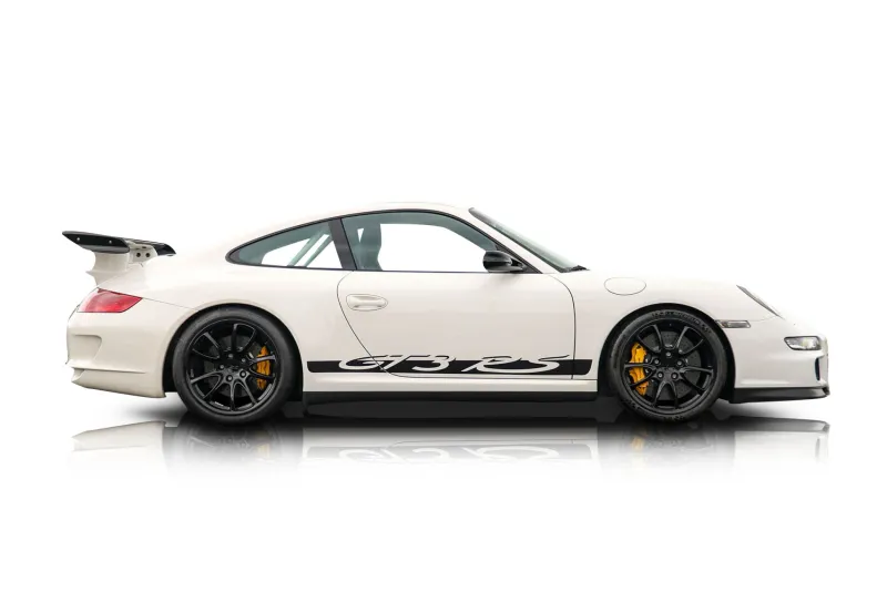 An incredible side shot photo of aPorsche 911 that you should buy.