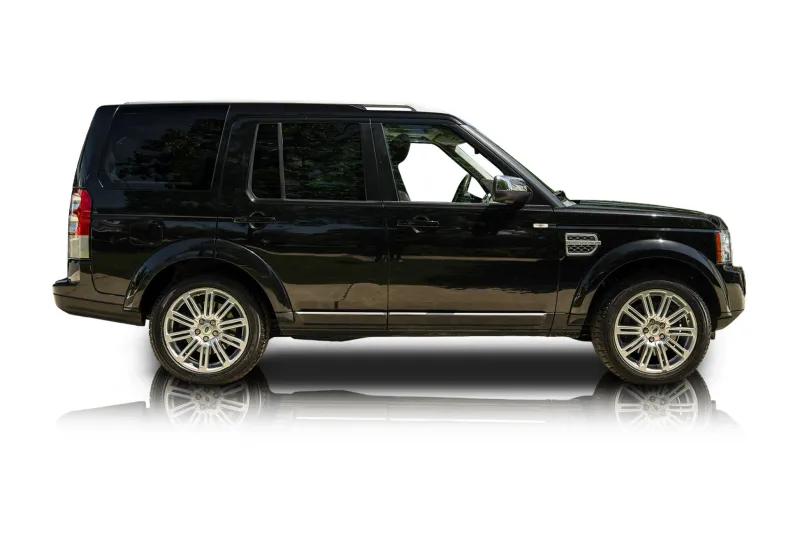 An incredible side shot photo of aLand Rover LR4 that you should buy.