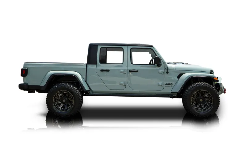 An incredible side shot photo of aJeep Gladiator that you should buy.