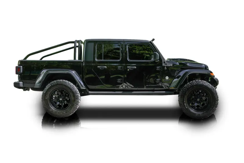 An incredible side shot photo of aJeep Gladiator that you should buy.