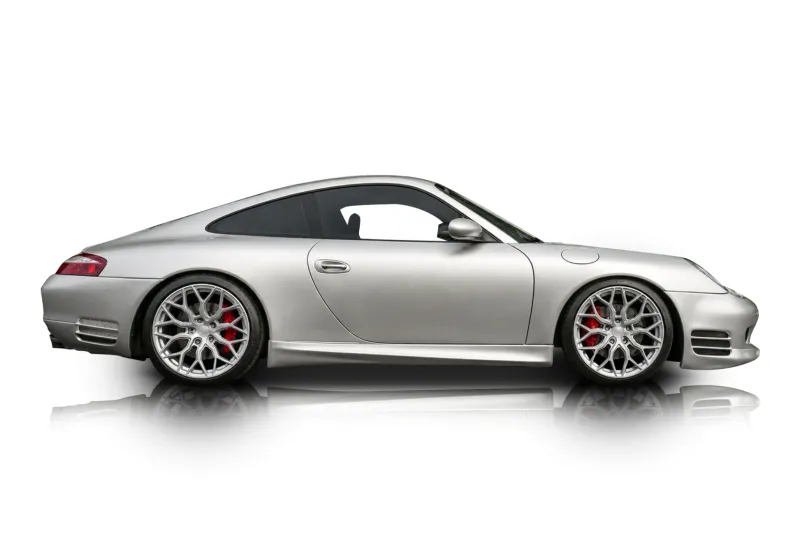 An incredible side shot photo of aPorsche 911 that you should buy.