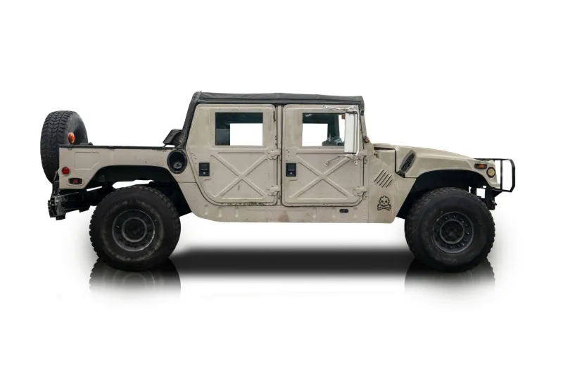 An incredible side shot photo of aAM General Humvee that you should buy.