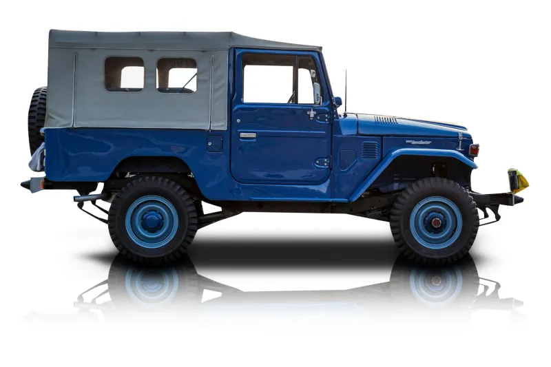 An incredible side shot photo of aToyota Land Cruiser that you should buy.